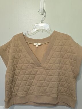 entro Quilted V-Neck Crop Sweatshirt in Tan